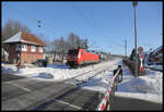 Mit einem voll beladenen Autotransport Zug ist passiert hier die DB 152132-7 am 11.2.2021 um 11.22 Uhr das östliche Stellwerk des ehemaligen Bahnhof in Velpe in Richtung Rheine.