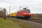 152 053 oblag am 28.03.21 die Aufgabe den DHL-Containerzug von Großbeeren nach Frankfurt(M) zu bespannen. Hier rollt der Zug durch Greppin Richtung Bitterfeld.