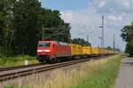 Mit einem DHL-Containerzug aus Großbeeren rollt 152 044 am 04.07.21 durch Radis Richtung Bitterfeld.