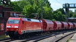 DB Cargo AG [D] mit der wie neu aussehenden  152 012-1  [NVR-Nummer: 91 80 6152 012-1 D-DB] und einem gedecktem Schüttgutwagenzug am 16.06.21 Durchfahrt Bf. Hamburg-Harburg.