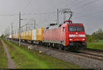 [Reupload]

Bei einsetzendem Regen zwischen Gröbers und Großkugel bringt 152 156-6 (​Siemens ES64F) DHL-Container nach Schkeuditz zum Flughafen Leipzig/Halle.

🧰 DB Cargo
🚩 Bahnstrecke Magdeburg–Leipzig (KBS 340)
🕓 16.5.2021 | 16:01 Uhr