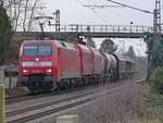 152 037 unterquert mit einem kurzem Güterzug die Strecke nach Quakenbrück in Rheine, 12.01.2021