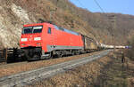 152 101 mit gemischtem Güterzug die Geislinger Steige abwärts fahrend am 07.03.2014.