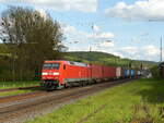 DB 152 077 mit Containerwagen Richtung Bebra, am 19.05.2021 in Oberhaun.