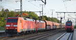 DB Cargo AG [D] mit der Doppeltraktion  152 016-2  [NVR-Nummer: 91 80 6152 016-2 D-DB] +   152 070-9  [NVR-Nummer: 91 80 6152 070-9 D-DB] und dem Erzzug (leer) Richtung Hamburg am 22.09.21 Durchfahrt