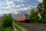 152 033 mit einem Containerzug bei Postbauer-Heng Richtung Regensburg, 10.05.2020