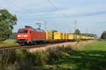 Mit dem DHL-Containerzug von Großbeeren nach Frankfurt(M) rollt 152 145 am 03.10.21 durch Radis Richtung Bitterfeld.