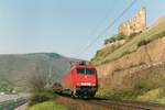 Nochmal die Ruine Ehrenfels bei Rüdesheim von der rechten Rheinseite aus aufgenommen, diesmal am 29.3.2002 mit 152 108. Leider habe ich bisher keine Information darüber gefunden, welche Loks dieser Baureihe wie lange diese besondere Lackierung ohne Logos trugen. 