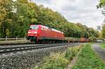 152 082-4 ist mit einen Containerzug in Richtung Fulda unterwegs,Vollmerz am 20.10.2021