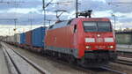 DB Cargo AG [D] mit  152 107-9  [NVR-Nummer: 91 80 6152 107-9 D-DB] und KLV-Zug am 03.11.21 Durchfahrt Bf. Golm (Potsdam).