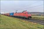 152 047-7 ist am 27.10.2021 mit einen Containerzug bei Himmelstadt unterwegs.