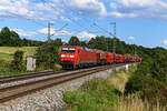 Zwischen Regensburg und Nürnberg stehen vereinzelt noch alte F-Buden aus Wellblech an der Strecke. Eine solche passierte am 29. Juli 2021 bei Laaber in der Oberpfalz die 152 130 von DB Cargo. Diese hatte einen Ganzzug bestehend aus Wagen der Gattung Taoos-y 894 am Haken, die für den Kailtransport genutzt werden.  