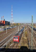 Gemischter Gz mit 152 170-7 (Siemens ES64F), der letztgebauten Serienlok ihrer Reihe, passiert das Heizkraftwerk in Halle (Saale), Dieselstraße, Richtung Abzweig Halle Kasseler Bahn.