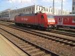 Dei BR 152 013-9 mit alter Cargo Aufschrift in Regensburg HBF am 14.08.2007 