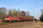 Am 13.02.22 rollt 152 061 mit einem Schwenkdachwagenzug durch Burgkemnitz Richtung Bitterfeld.