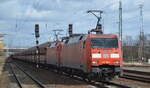 DB Cargo AG [D] mit der Doppeltraktion  152 111-1  [NVR-Nummer: 91 80 6152 111-1 D-DB] +  152 142-6  [NVR-Nummer: 91 80 6152 142-6 D-DB] mit dem Erzzug (leer) aus Ziltendorf EKO Richtung Hamburg am