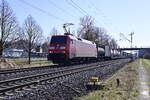 Mit einem Klv am Haken kommt die 152 002-2 am Dienstag den 1.März 2022 bei Thüngersheim gen Karlstadt gefahren.