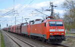 DB Cargo AG [D] mit der Doppeltraktion  152 190-5  [NVR-Nummer: 91 80 6152 190-5 D-DB] +   152 117-8  [NVR-Nummer: 91 80 6152 117-8 D-DB] und dem Erzzug aus Hamburg Richtung Ziltendorf EKO am 11.04.22