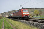 152 131-9 mit einem Aufliegerzug am 13.04.2022 bei Thüngersheim.