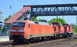 DB Cargo AG [D] mit einem Lokzug mit  152 056-8  [NVR-Nummer: 91 80 6152 056-8 D-DB] und  298 326-0  [NVR-Nummer: 98 80 3298 326-0 D-DB] +  294 602-8  (NVR-Nummer:  9880 3 294 602-8 D-DB ) am Haken am