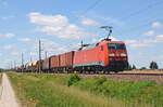 Mit einem gemischten Güterzug rollt 152 101 am 28.06.22 durch Kyhna Richtung Delitzsch.
