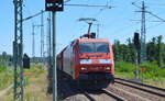 DB Cargo AG [D] mit  152 165-7  [NVR-Nummer: 91 80 6152 165-7 D-DB] und einem Ganzzug Selbstentladewagen am 23.06.22 Durchfahrt Bahnhof Falkenberg/Elster.