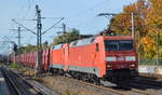 DB Cargo AG [D] mit der Doppeltraktion  152 042-8  [NVR-Nummer: 91 80 6152 042-8 D-DB] +  152 157-4  [NVR-Nummer: 91 80 6152 157-4 D-DB] und dem Erzzug aus Hamburg Richtung Ziltendorf EKO am 17.10.22