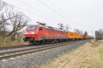 152 025-3 ist mit einem Containerzug bei Unterhaun am 15.02.2023 zu sehen.