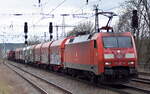 DB Cargo AG [D] mit ihrer  152 057-6  [NVR-Nummer: 91 80 6152 057-6 D-DB] und einem gemischten Güterzug am 29.03.23 Durchfahrt Bahnhof Saarmund.