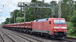 DB Cargo AG, Mainz mit ihrer  152 155-8  (NVR:  91 80 6152 155-8 D-DB ) und einem Ganzzug Schüttgutkippwagen (Schotterzug) am 06.07.23 Höhe Bahnhof Dedensen-Gümmer.