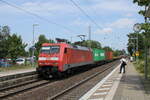 DB 152 038-6 mit einem Containerwagenzug Richtung Göttingen, am 11.07.2023 in Sarstedt.