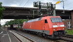 DB Cargo AG [D] mit ihrer  152 066-7  [NVR-Nummer: 91 80 6152 066-7 D-DB] und einem Containerzug Richtung Hamburger Hafen am 03.08.23 Höhe Bahnhof Hamburg-Harburg.