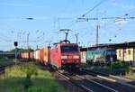 152 027 rauscht mit einem Containerzug durch Lüneburg in Richtung Hamburg.