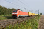 152 086-5 ist am 23.08.2023 mit einem DHL-Zug in Richtung Fulda bei Reilos unterwegs.