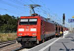 DB Cargo AG, Mainz mit ihrer  152 130-1  (NVR:  91 80 6152 130-1 D-DB ) und einem PKW-Transportzug am 28.09.23 Durchfahrt Bahnhof Meinsdorf.
