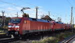 DB Cargo AG, Mainz mit der Doppeltraktion  152 165-7  (NVR:  91 80 6152 165-7 D-DB ) +  152 143-4  (NVR:  91 80 6152 143-4 D-DB ) mit dem Erzzug aus Hamburg Richtung Ziltendorf EKO am 13.11.23