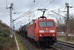 DB Cargo AG, Mainz mit ihrer  152 142-6  (NVR:  91 80 6152 142-6 D-DB ) und einem gemischten Kesselwagenzug Richtung Rbf. Seddin am 15.01.24 Durchfahrt Bahnhof Berlin Hohenschönhausen.
