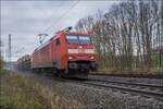 152 131-9 bei Vollmerz mit einem gemischten Güterzug am 22.11.2023