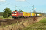 152 110 schleppte am 25.02.24 den DHL-Containerzug von Großbeeren kommend durch Radis Richtung Bitterfeld.