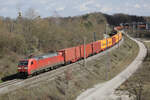 DB 152 120 befindet sich mit einem langen Containerzug auf der nördl.