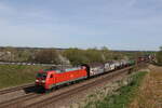152 116 mit einem gemischten Güterzug aus Ingolstadt kommend am 6. April 2024 bei Vierkirchen.