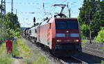 DB Cargo AG, Mainz mit ihrer  152 003-0  [NVR-Nummer: 91 80 6152 003-0 D-DB] mit der  266 451-4  [NVR:  92 80 1266 451-4 D-DB ] und einem gemischten Güterzug am Haken am 13.05.24 Höhe Bahnhof Saarmund.