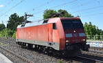 DB Cargo AG, Mainz mit ihrer  152 052-7  [NVR-Nummer: 91 80 6152 052-7 D-DB] am 15.05.24 Höhe Bahnhof Saarmund.