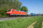 152 140-0 der DB ist mit einem Aufliegerzug bei Himmelstadt gesehen am 30.04.2024.
