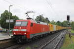 DB 152 146-7 mit einem DHL-Containerwagenzug Richtung Hannover, am 22.05.2024 in Alfeld (Leine).