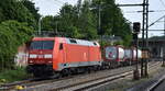 DB Cargo AG, Mainz mit ihrer  152 123-6  [NVR-Nummer: 91 80 6152 123-6 D-DB] und einem Containerzug am 21.05.24 Höhe Bahnhof Hamburg-Harburg.