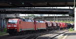 DB Cargo AG, Mainz mit der Doppeltraktion  152 085-7  [NVR-Nummer: 91 80 6152 085-7 D-DB] +  152 066-7  [NVR-Nummer: 91 80 6152 066-7 D-DB] und einem langen Ganzzug Schüttgutwagen mit Schwenkdach am 21.05.24 Höhe Bahnhof Hamburg-Harburg.