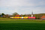 152 054 DB Cargo mit einem DHL-Containerzug bei Gnötzheim Richtung Ansbach, 09.05.2021
