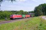 152 158 DB Cargo mit einem Containerzug bei Beratzhausen Richtung Nürnberg, 21.08.2021