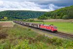 152 061 DB Cargo mit einem gemischten Güterzug bei Harrbach Richtung Würzburg, 07.10.2021